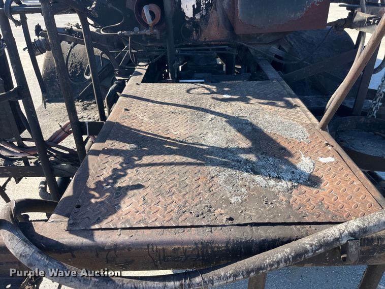 image for item LD9341 1986 Ford oil distributor truck