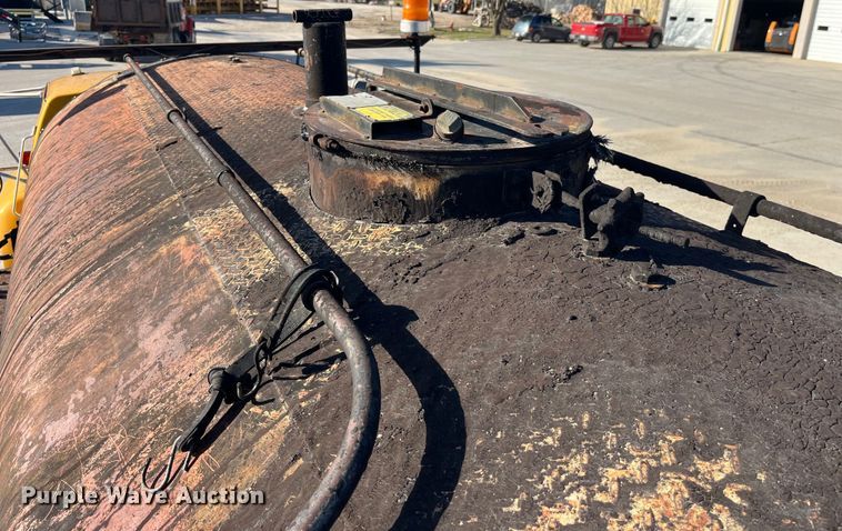 image for item LD9341 1986 Ford oil distributor truck