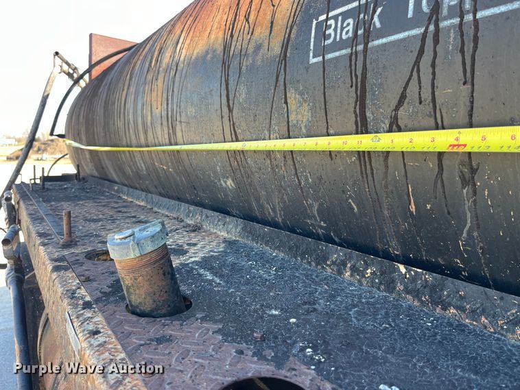 image for item LD9341 1986 Ford oil distributor truck