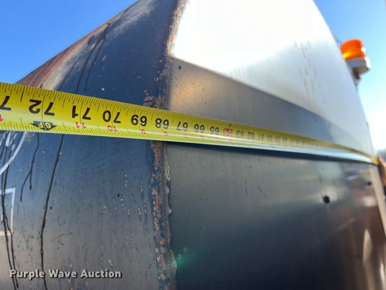 image for item LD9341 1986 Ford oil distributor truck