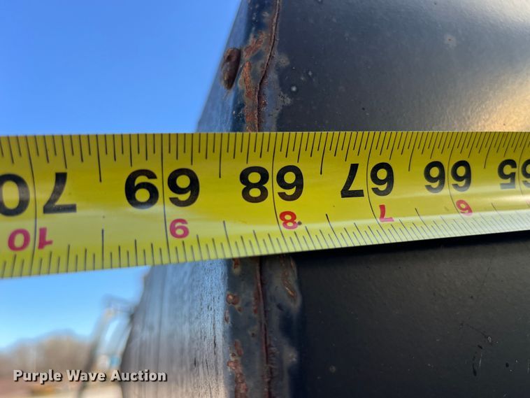 image for item LD9341 1986 Ford oil distributor truck