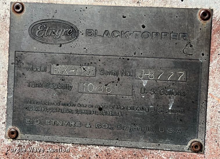 image for item LD9341 1986 Ford oil distributor truck