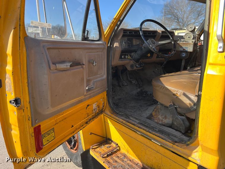 image for item LD9341 1986 Ford oil distributor truck