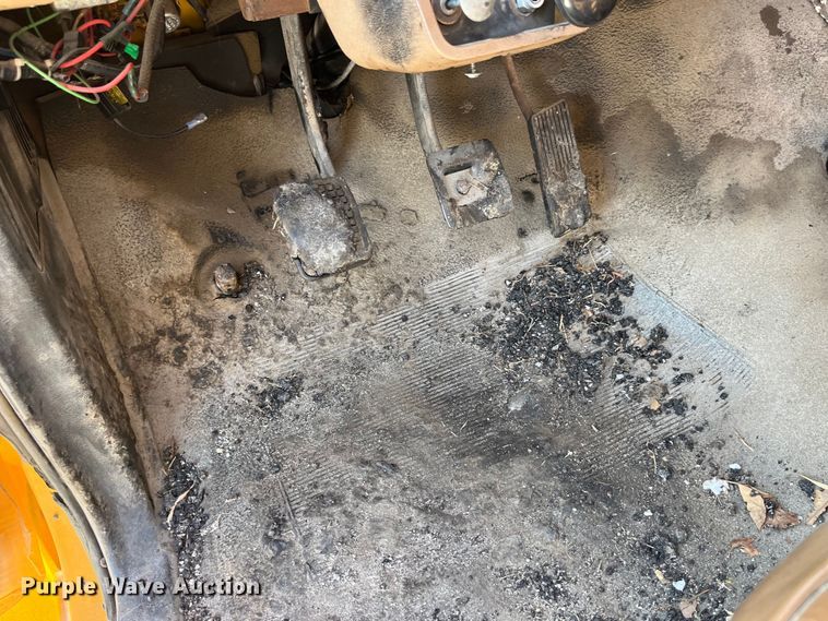 image for item LD9341 1986 Ford oil distributor truck