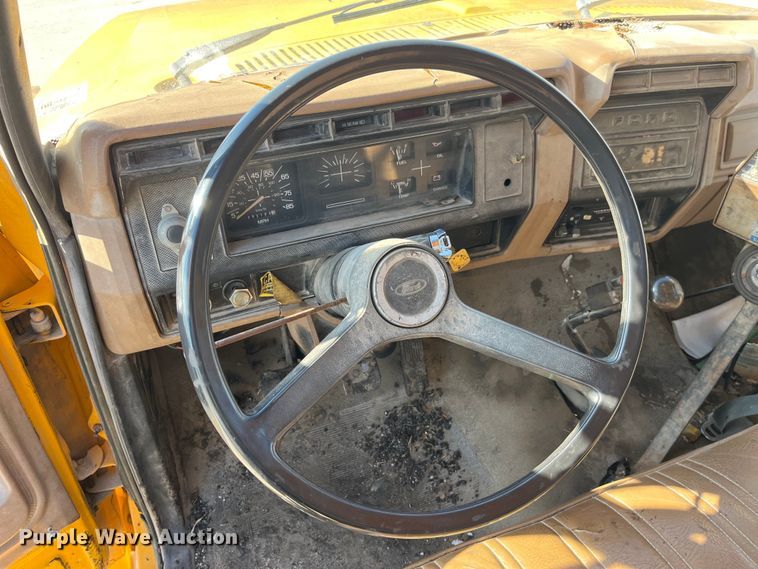 image for item LD9341 1986 Ford oil distributor truck