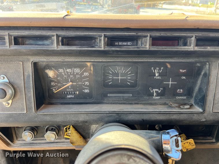 image for item LD9341 1986 Ford oil distributor truck