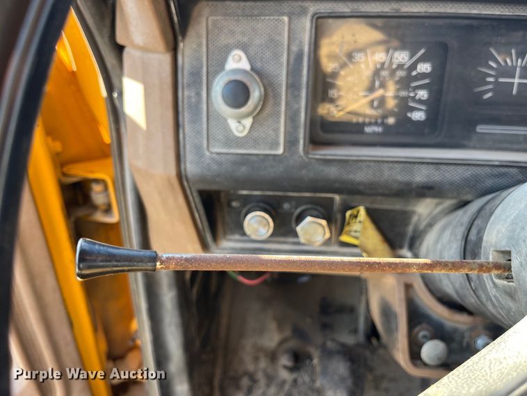 image for item LD9341 1986 Ford oil distributor truck