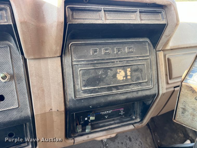 image for item LD9341 1986 Ford oil distributor truck