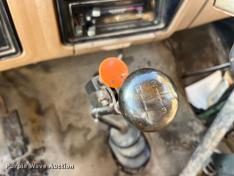 image for item LD9341 1986 Ford oil distributor truck