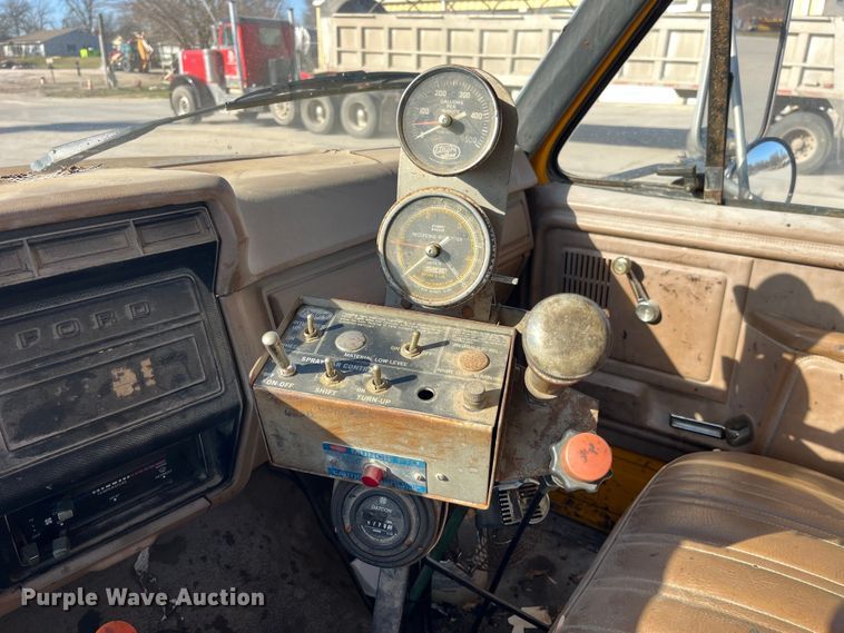 image for item LD9341 1986 Ford oil distributor truck