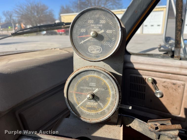 image for item LD9341 1986 Ford oil distributor truck