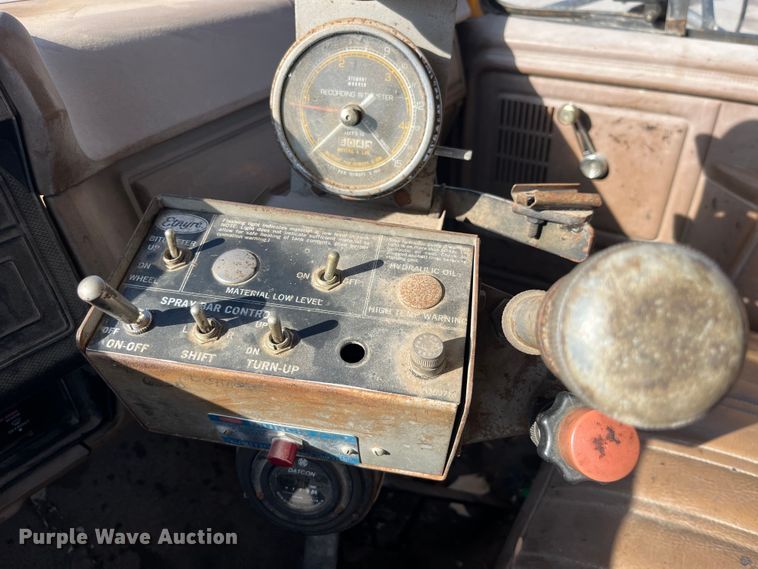 image for item LD9341 1986 Ford oil distributor truck