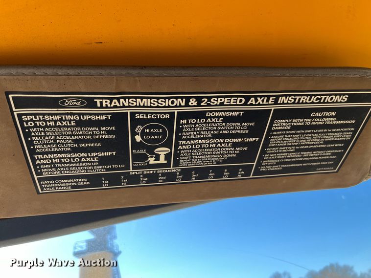 image for item LD9341 1986 Ford oil distributor truck