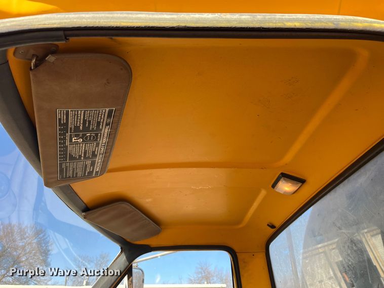 image for item LD9341 1986 Ford oil distributor truck