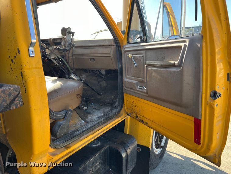 image for item LD9341 1986 Ford oil distributor truck