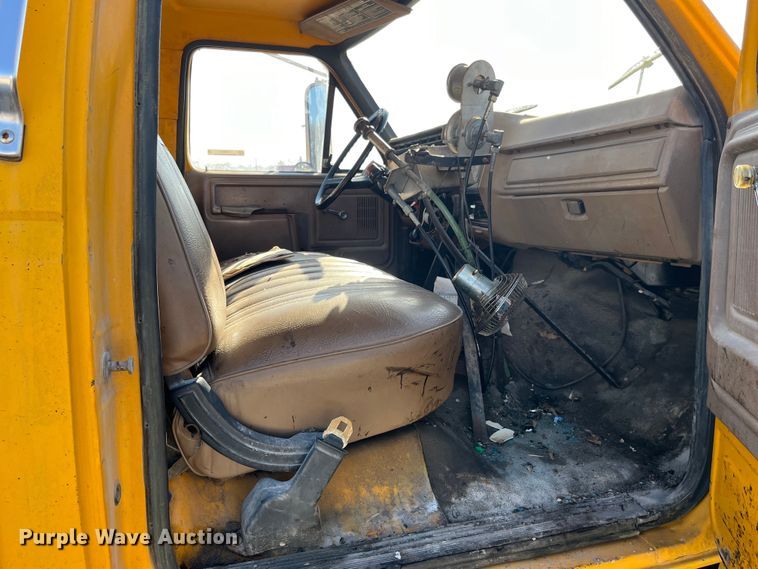 image for item LD9341 1986 Ford oil distributor truck