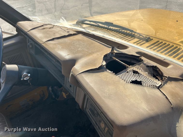 image for item LD9341 1986 Ford oil distributor truck