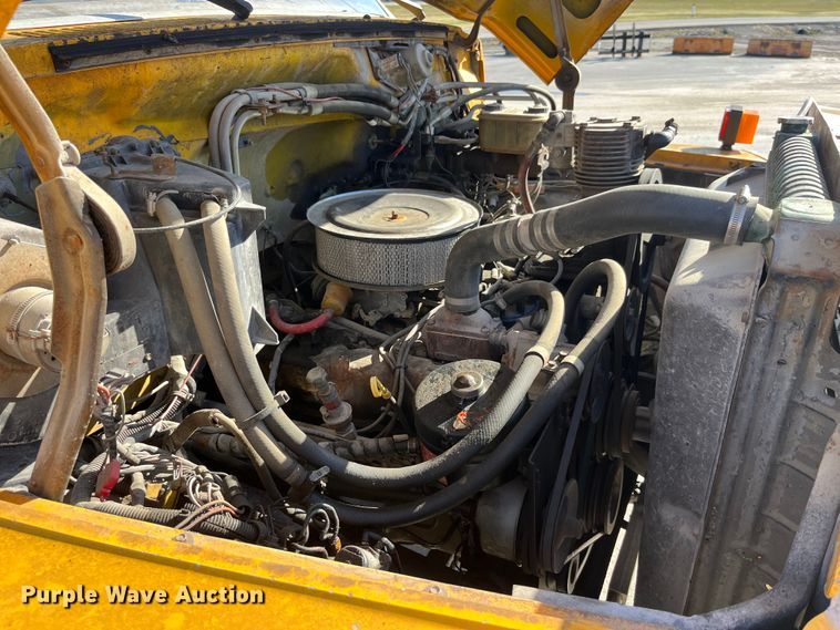 image for item LD9341 1986 Ford oil distributor truck