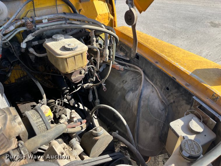 image for item LD9341 1986 Ford oil distributor truck