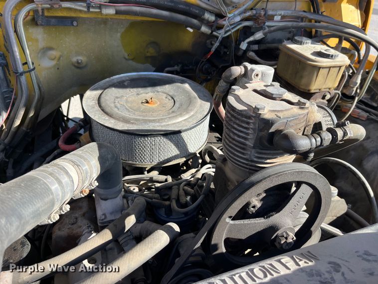 image for item LD9341 1986 Ford oil distributor truck