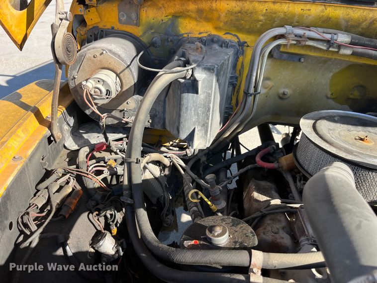 image for item LD9341 1986 Ford oil distributor truck