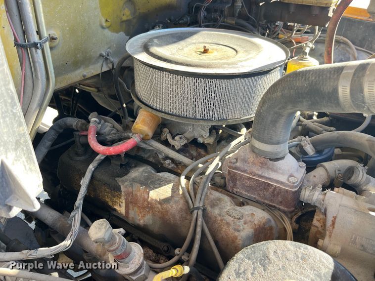 image for item LD9341 1986 Ford oil distributor truck