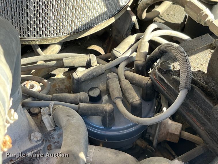 image for item LD9341 1986 Ford oil distributor truck