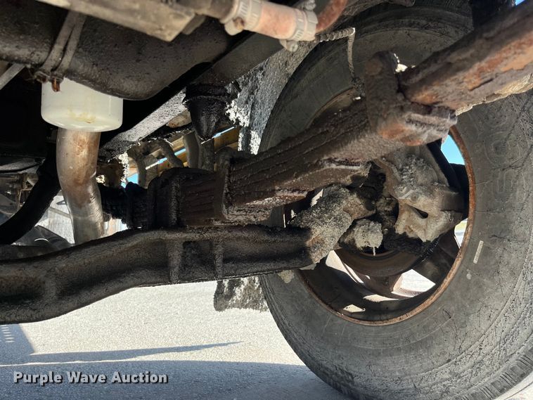 image for item LD9341 1986 Ford oil distributor truck