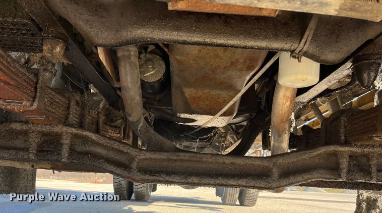 image for item LD9341 1986 Ford oil distributor truck