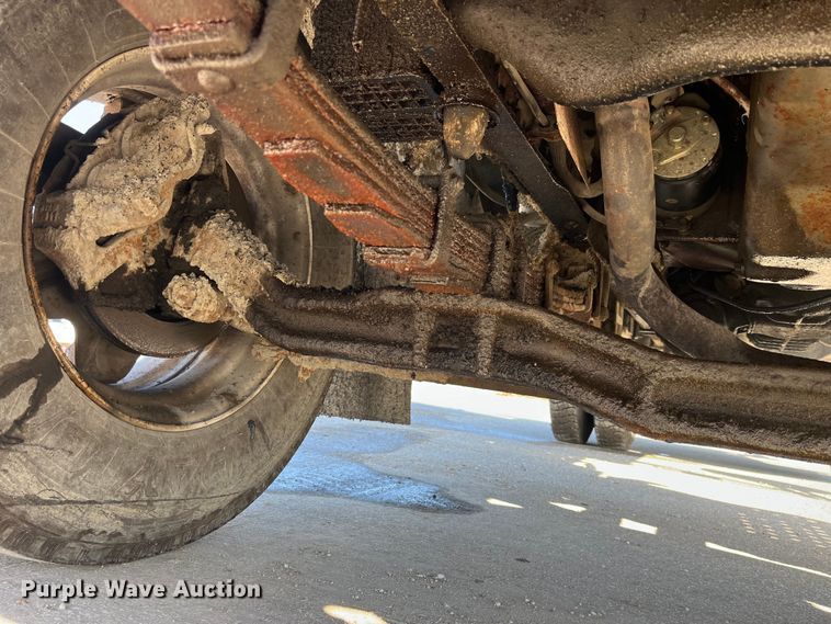 image for item LD9341 1986 Ford oil distributor truck