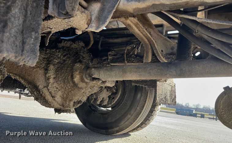 image for item LD9341 1986 Ford oil distributor truck