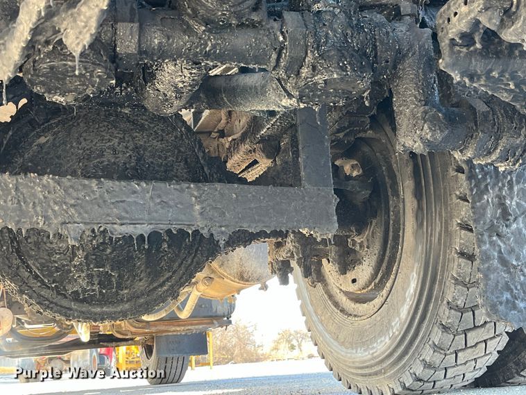 image for item LD9341 1986 Ford oil distributor truck