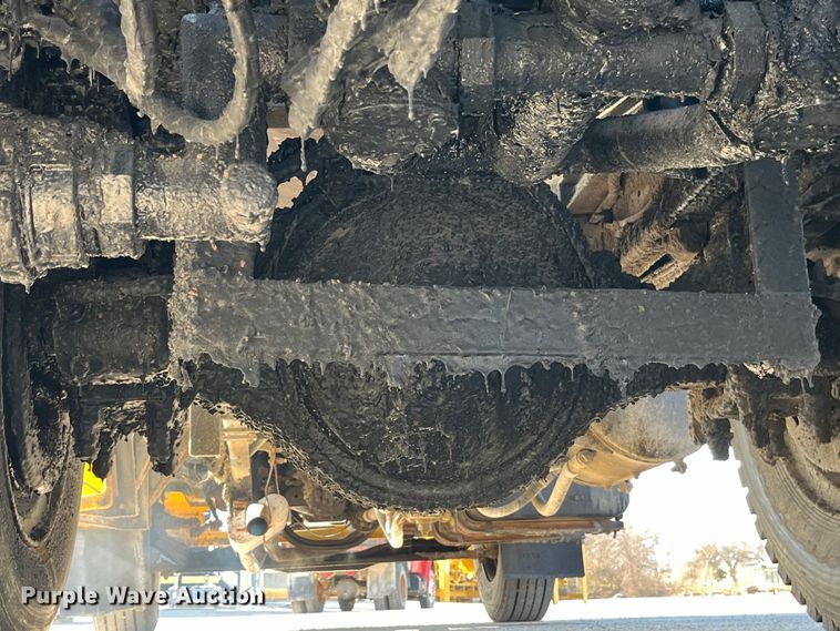 image for item LD9341 1986 Ford oil distributor truck