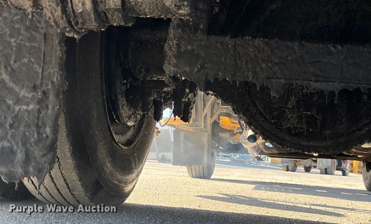 image for item LD9341 1986 Ford oil distributor truck