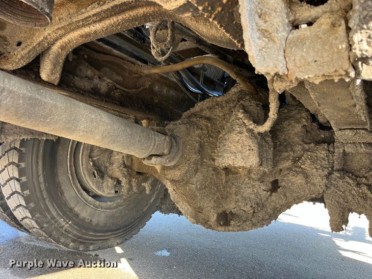 image for item LD9341 1986 Ford oil distributor truck