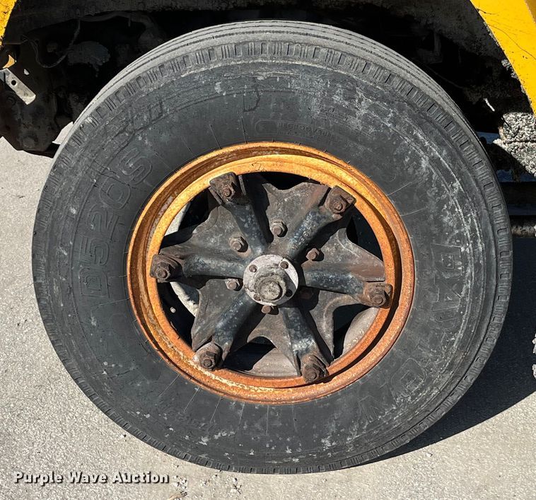 image for item LD9341 1986 Ford oil distributor truck