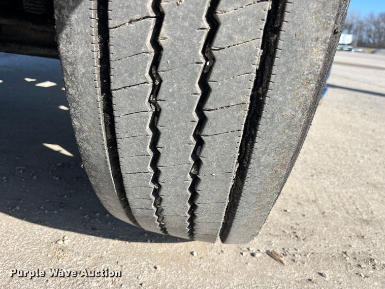 image for item LD9341 1986 Ford oil distributor truck