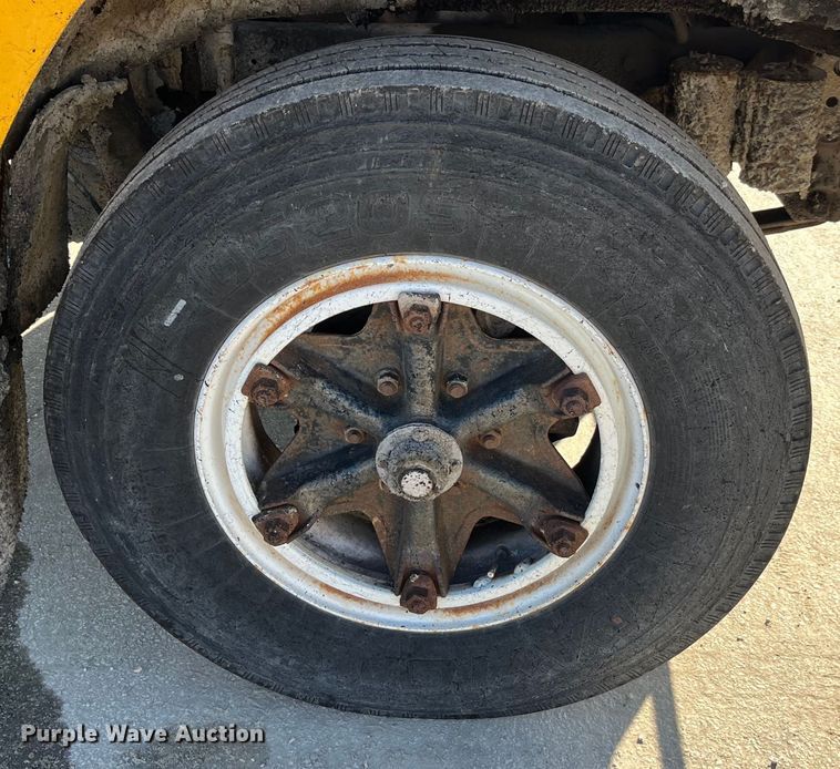 image for item LD9341 1986 Ford oil distributor truck