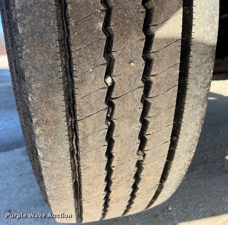 image for item LD9341 1986 Ford oil distributor truck