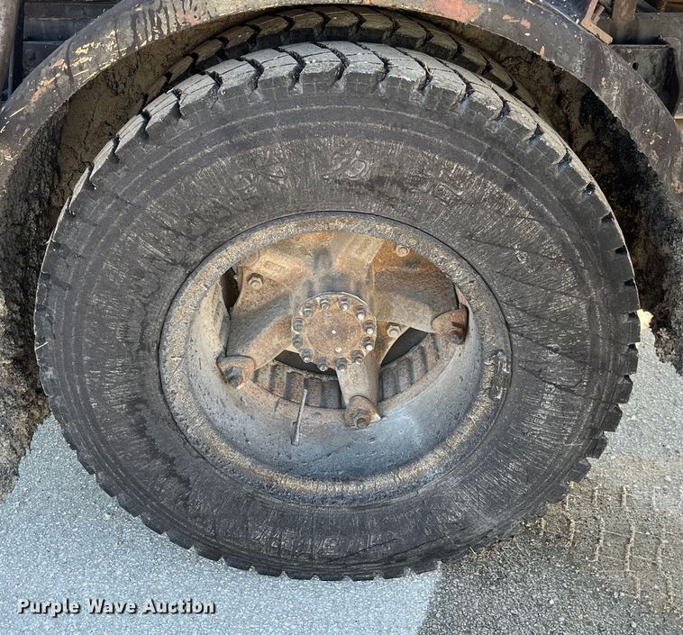 image for item LD9341 1986 Ford oil distributor truck