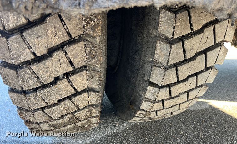 image for item LD9341 1986 Ford oil distributor truck