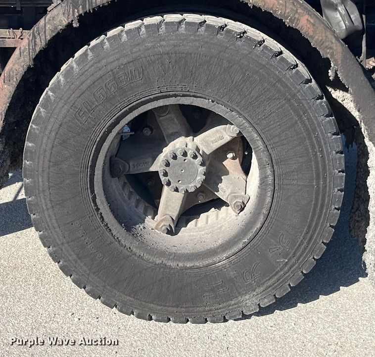 image for item LD9341 1986 Ford oil distributor truck