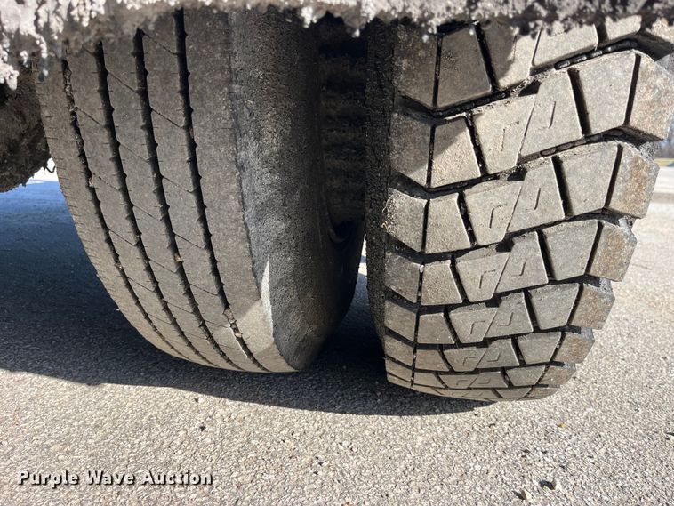 image for item LD9341 1986 Ford oil distributor truck