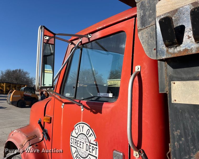 image for item LD9342 1992 International  4700 dump truck