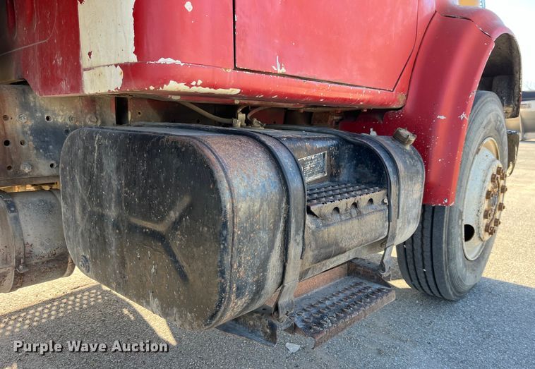 image for item LD9342 1992 International  4700 dump truck