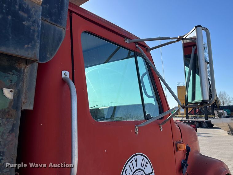 image for item LD9342 1992 International  4700 dump truck