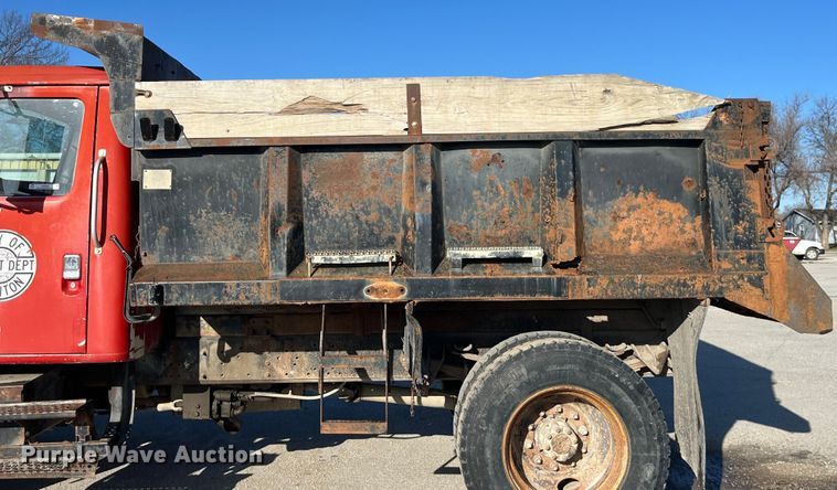 image for item LD9342 1992 International  4700 dump truck