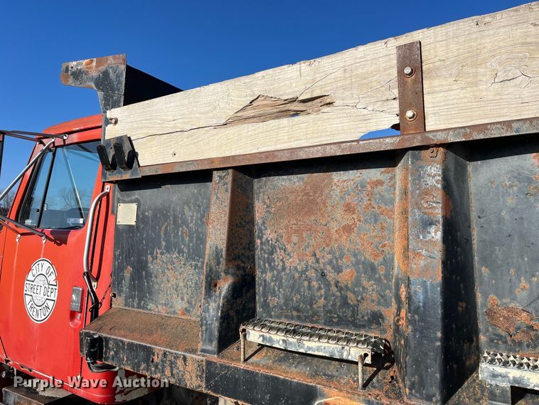 image for item LD9342 1992 International  4700 dump truck