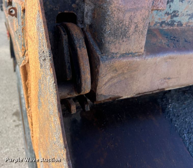 image for item LD9342 1992 International  4700 dump truck