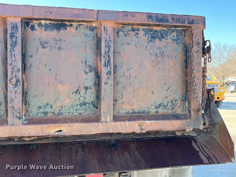 image for item LD9342 1992 International  4700 dump truck